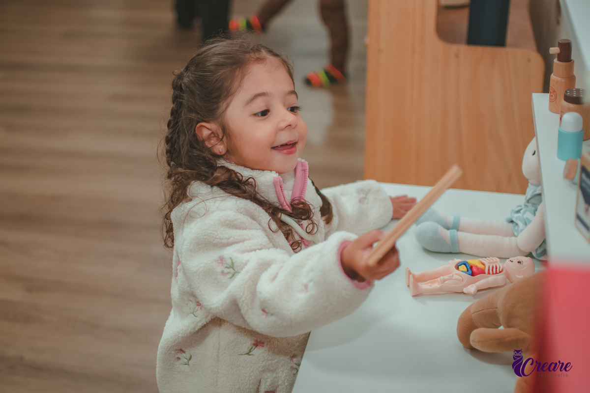 Uma criança brincando de médico em seu aniversário de 3 anos.