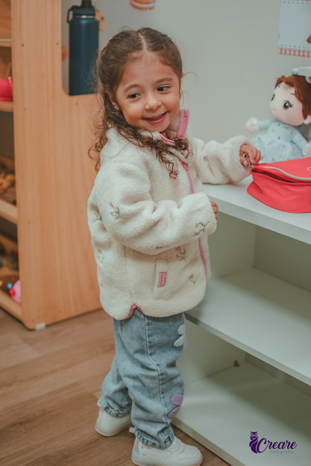 Uma criança brincando de médico em seu aniversário de 3 anos.
