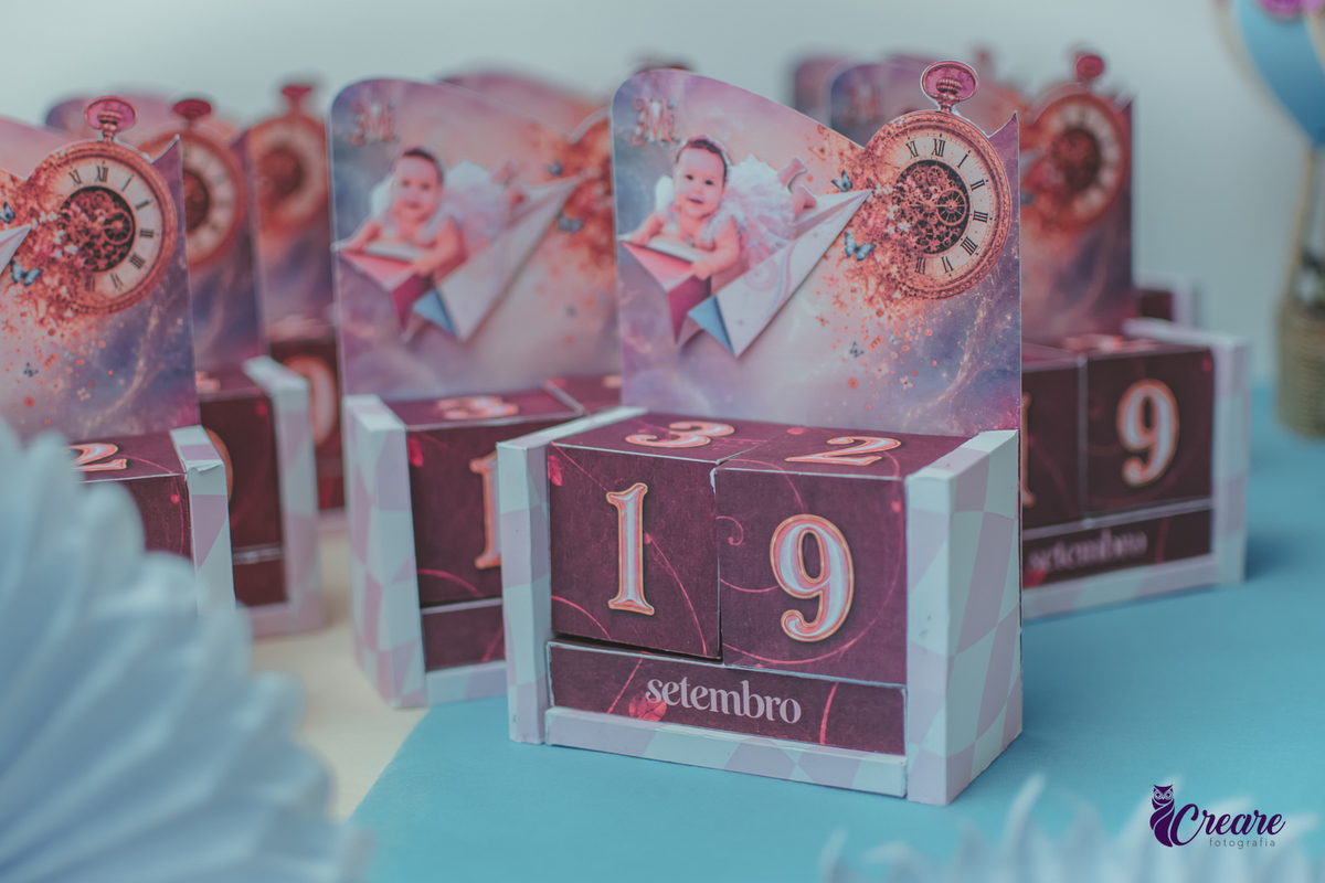 Caixas com número 19 e escrito setembro, imitando um calendário, para lembrancinha de festa de aniversário de 1 ano.