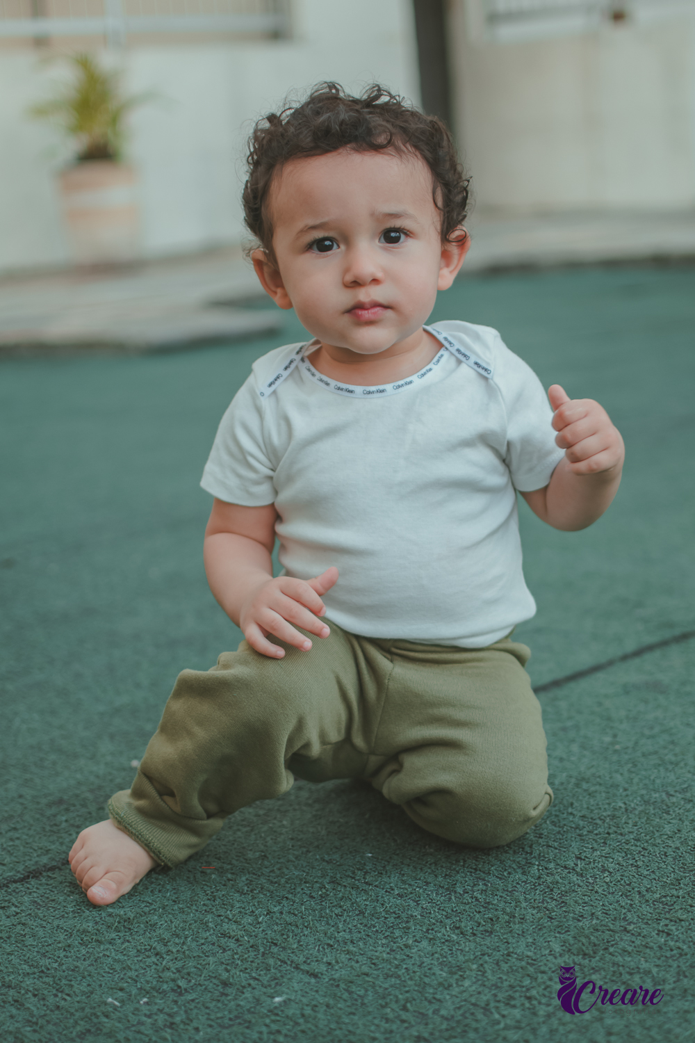 Um menino brincando no chão do parquinho do condomínio, durante festa de aniversário infantil.