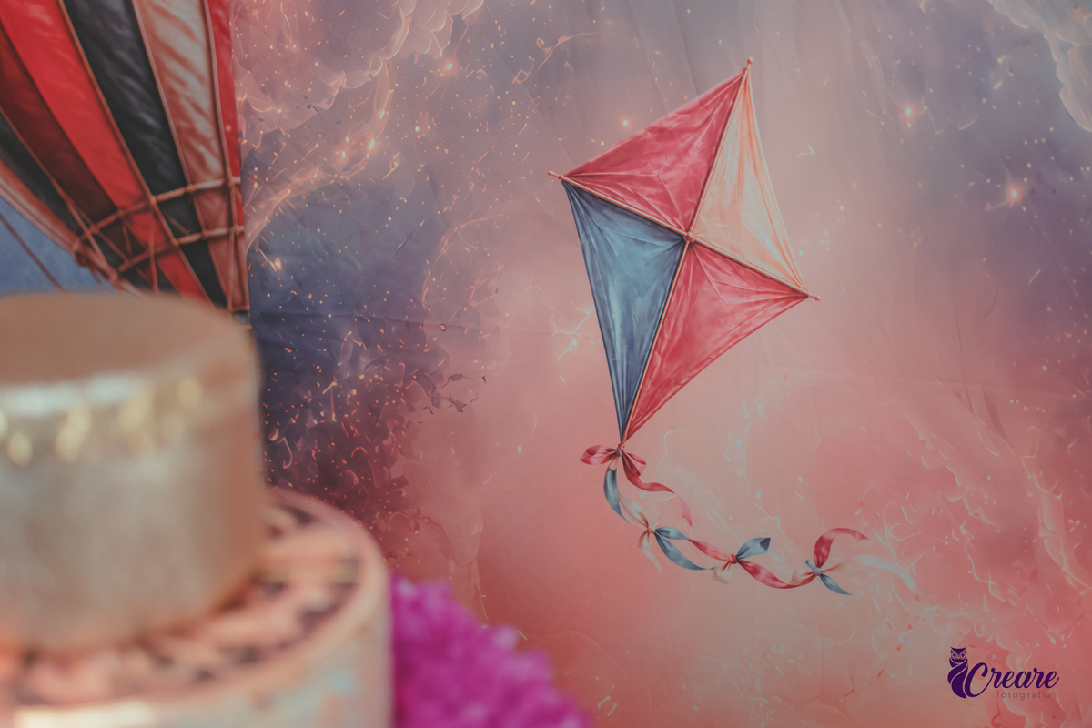 Detalhes de uma pipa no painel de decoração de aniversário de 1 ano.