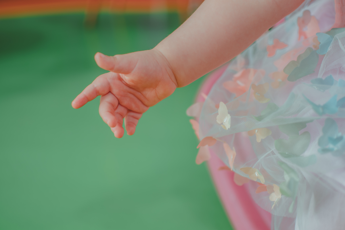 detalhes das mão de uma bebê de 1 ano.