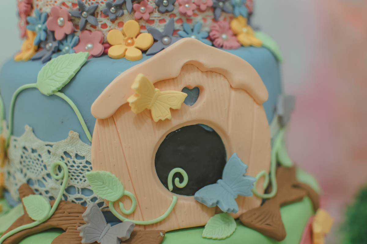 detalhes da decoração do bolo de aniversário de uma festa de 1 ano.