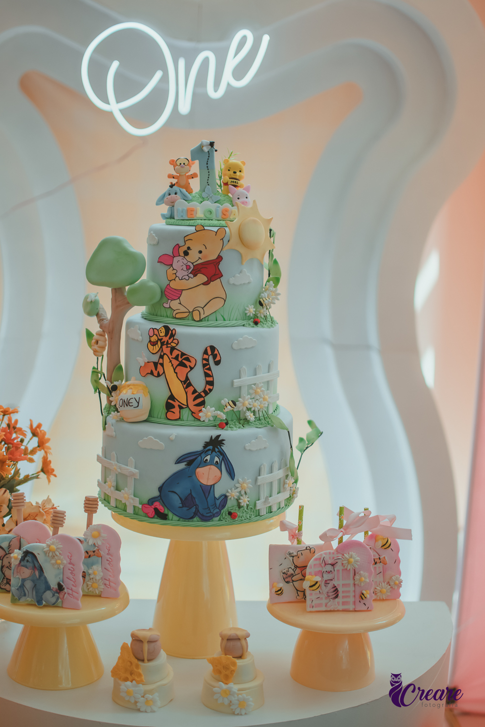 Bolo de aniversário de 3 andares decorado com tema O Ursinho Pooh. 