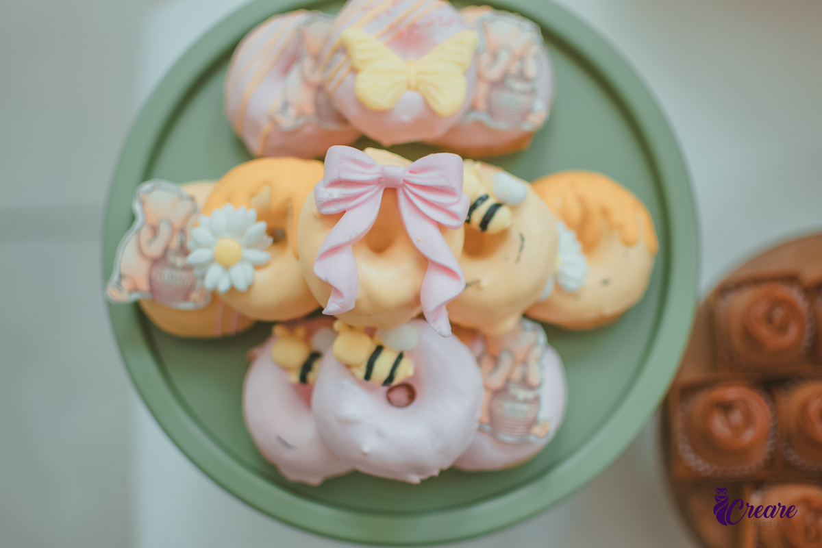 Doces de aniversário de 1 ano decorado com o tema O Ursinho Pooh.