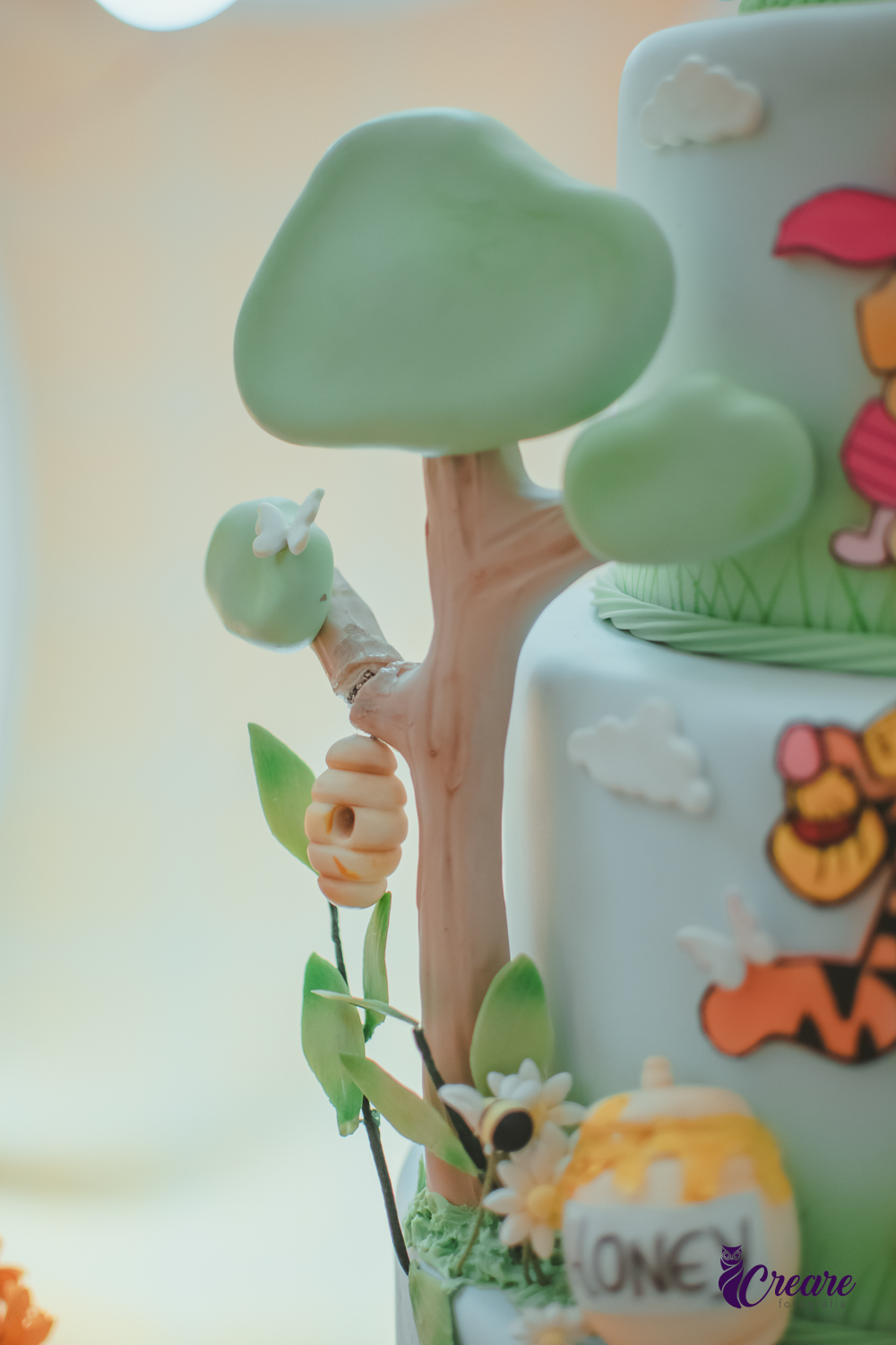 Detalhes do bolo decorativo, de festa de 1 ano feita em casa.