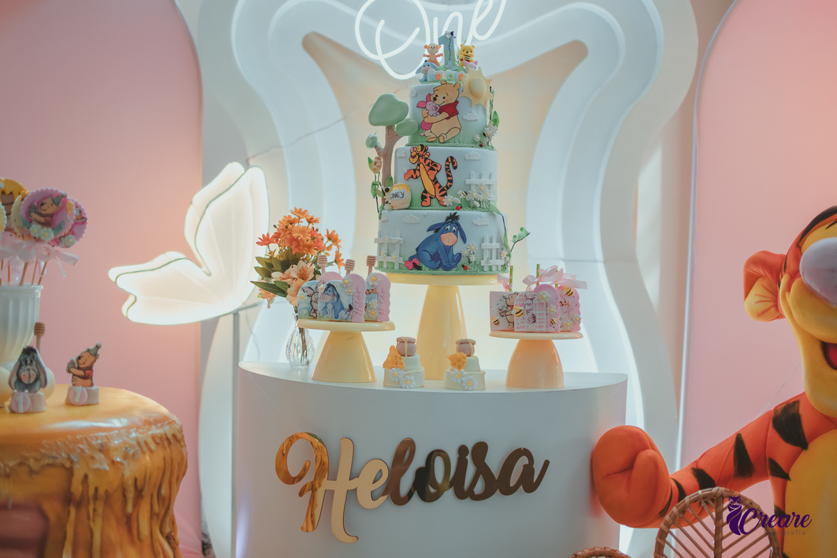 Decoração de festa de aniversário de 1 ano com tema o Ursinho Pooh.