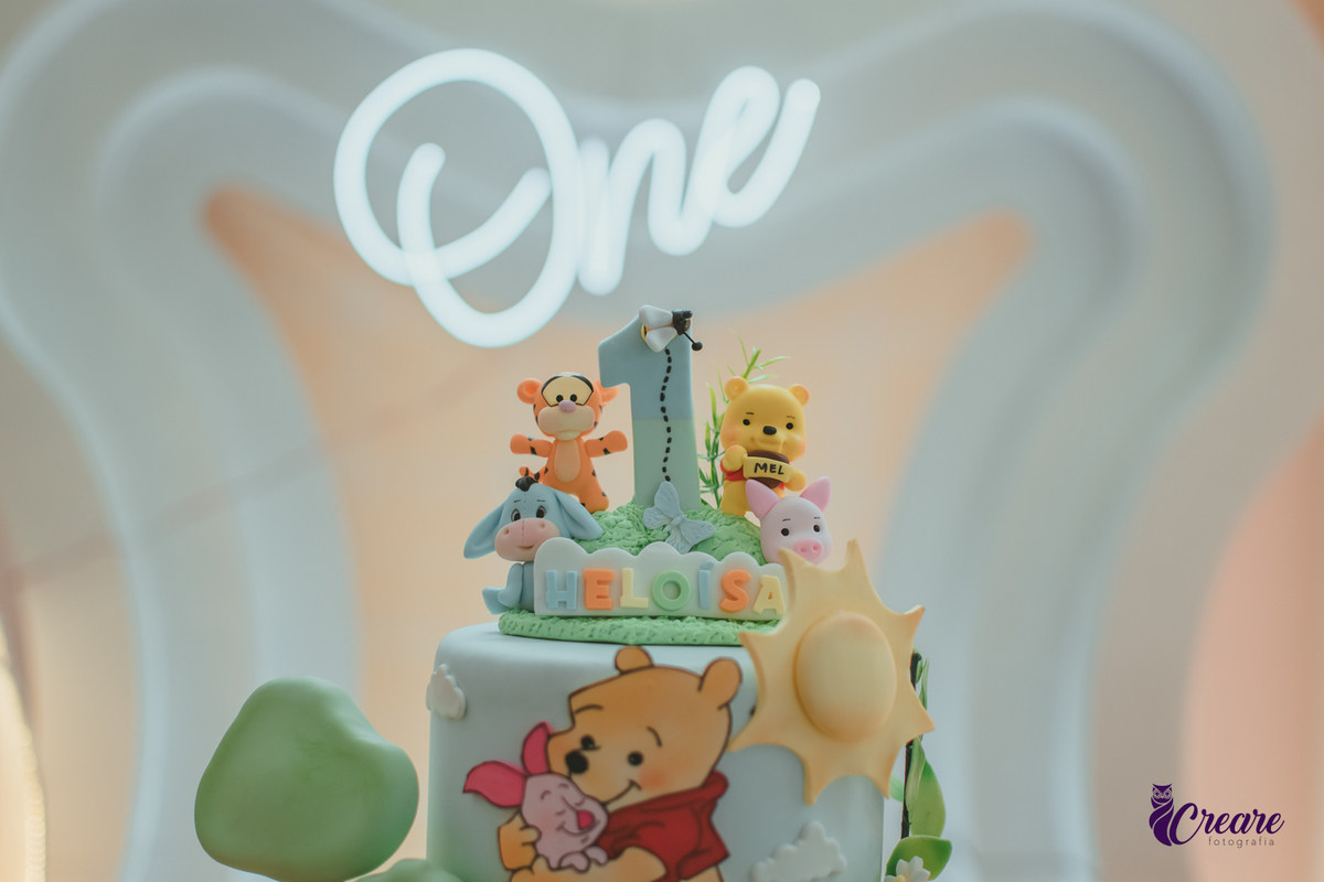 Vela de 1 ano decorada com o tema o Ursinho pooh.