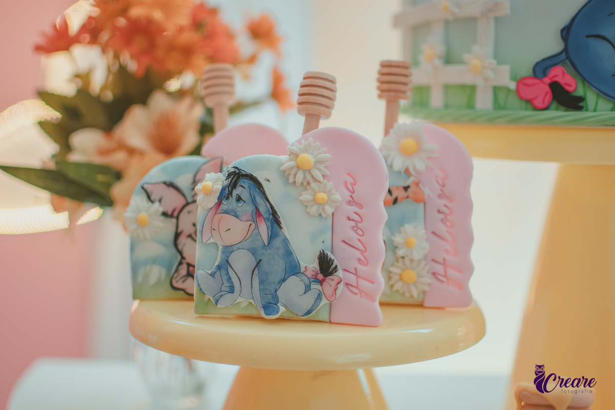 Doces de aniversário de 1 ano decorado com o tema O Ursinho Pooh.