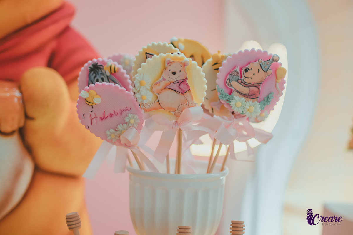Doces de aniversário de 1 ano decorado com o tema O Ursinho Pooh.