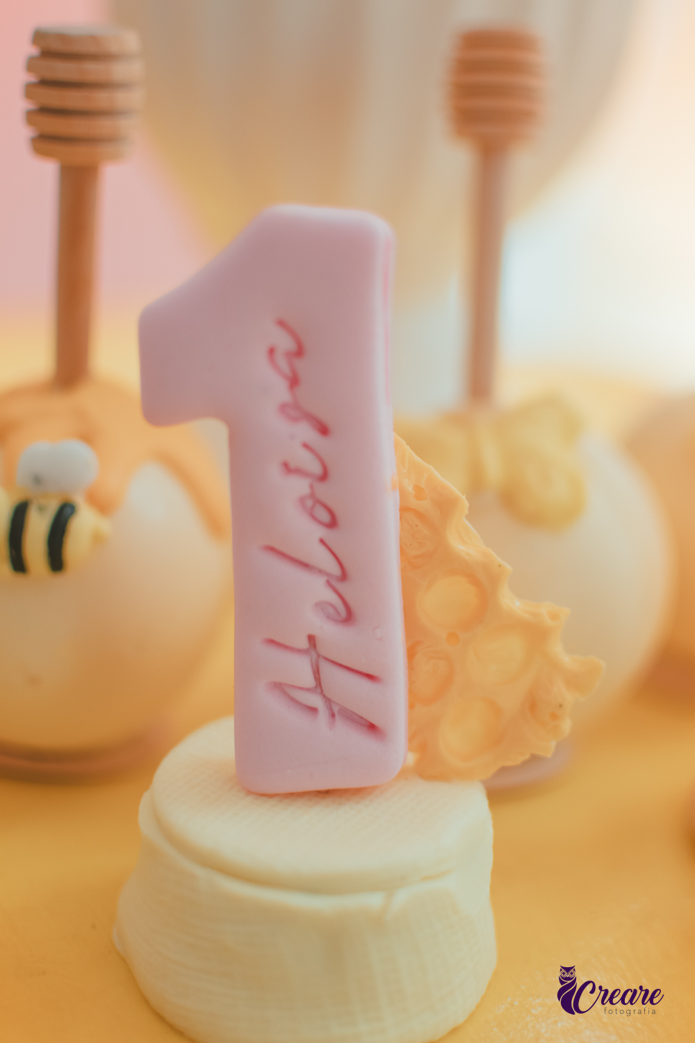 Doces de aniversário de 1 ano decorado com o tema O Ursinho Pooh.