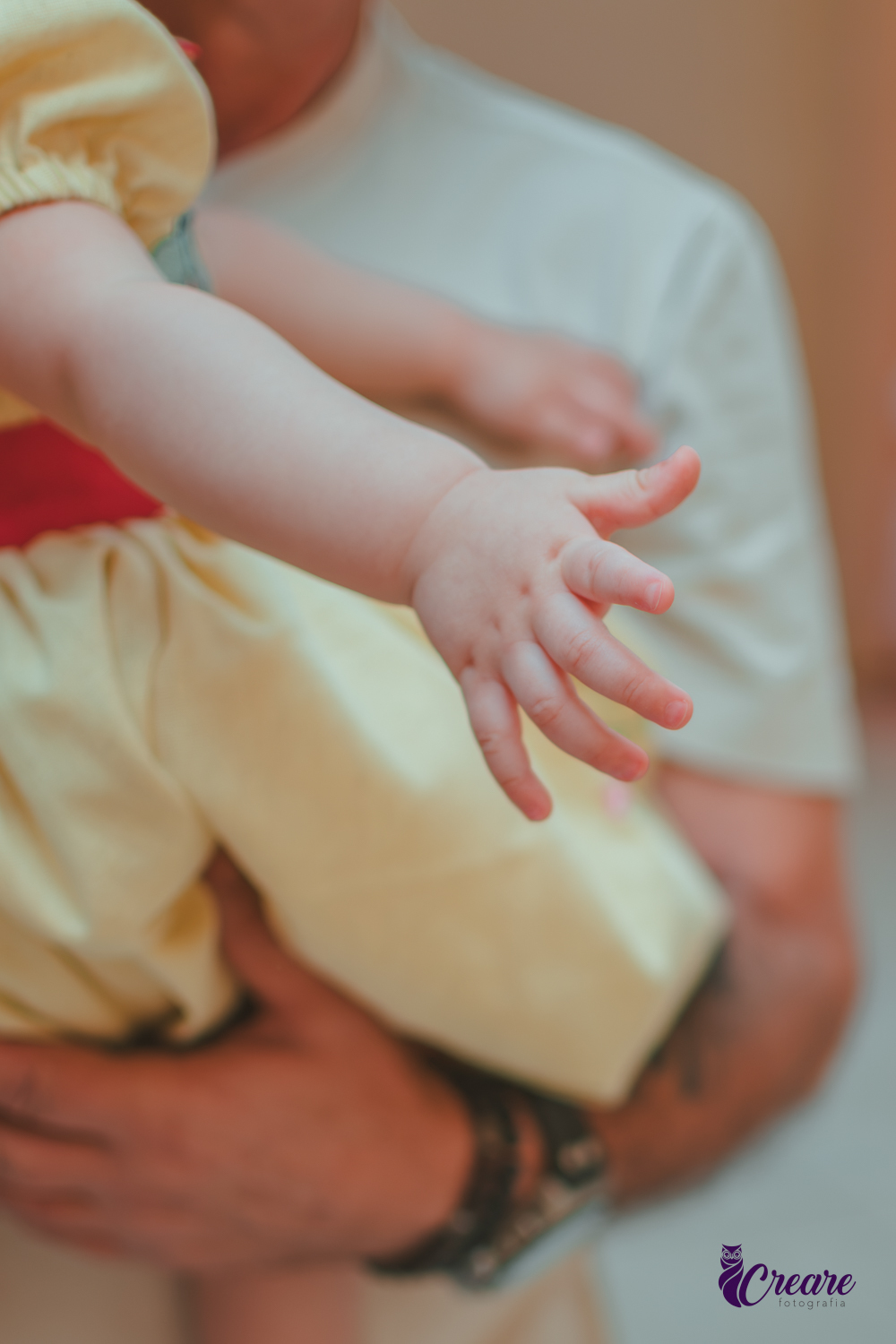 detalhes da mão de uma bebê de 1 ano.