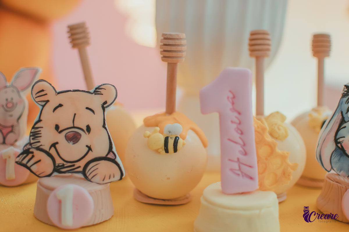 Doces de aniversário de 1 ano decorado com o tema O Ursinho Pooh.