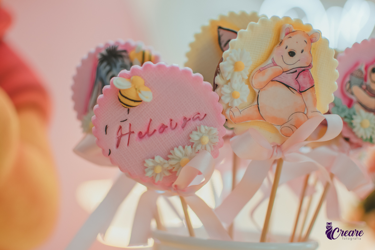 Doces de aniversário de 1 ano decorado com o tema O Ursinho Pooh.