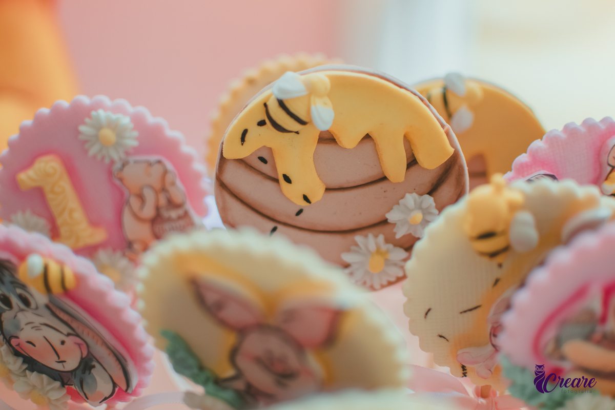 Doces de aniversário de 1 ano decorado com o tema O Ursinho Pooh.
