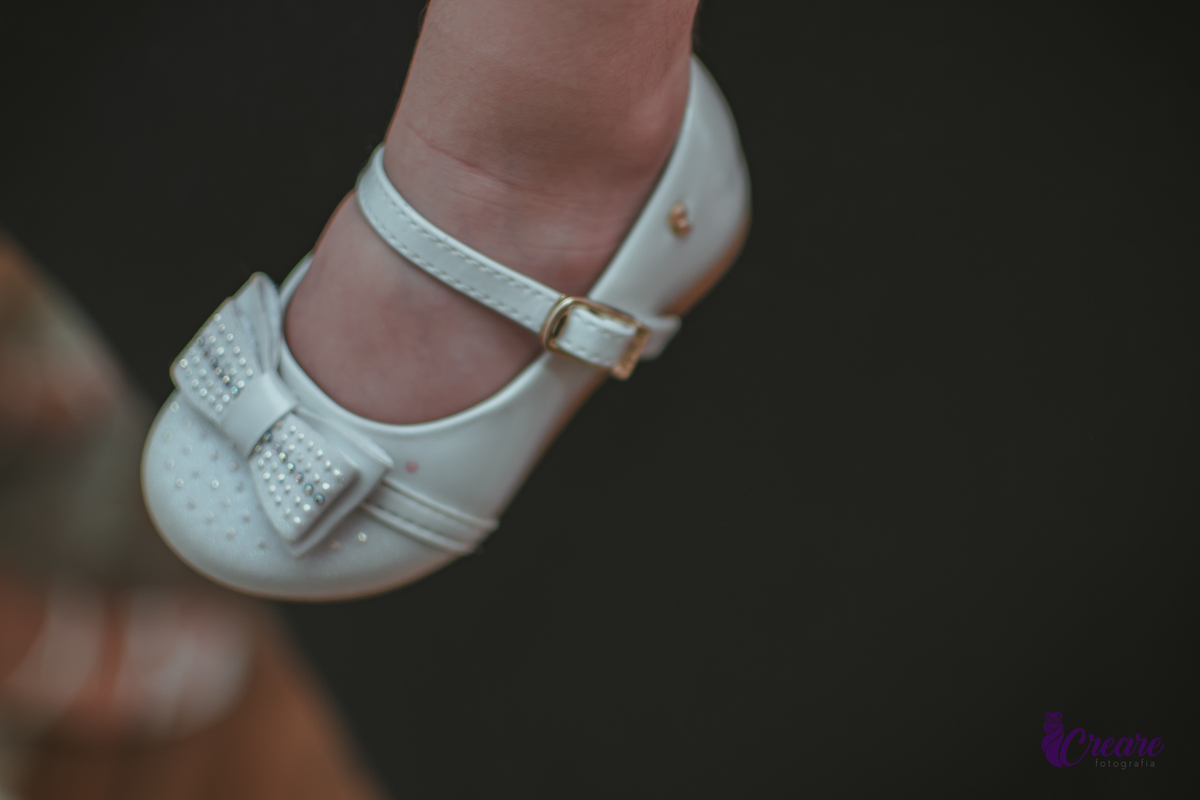 Detalhes do sapato branco de uma menina.