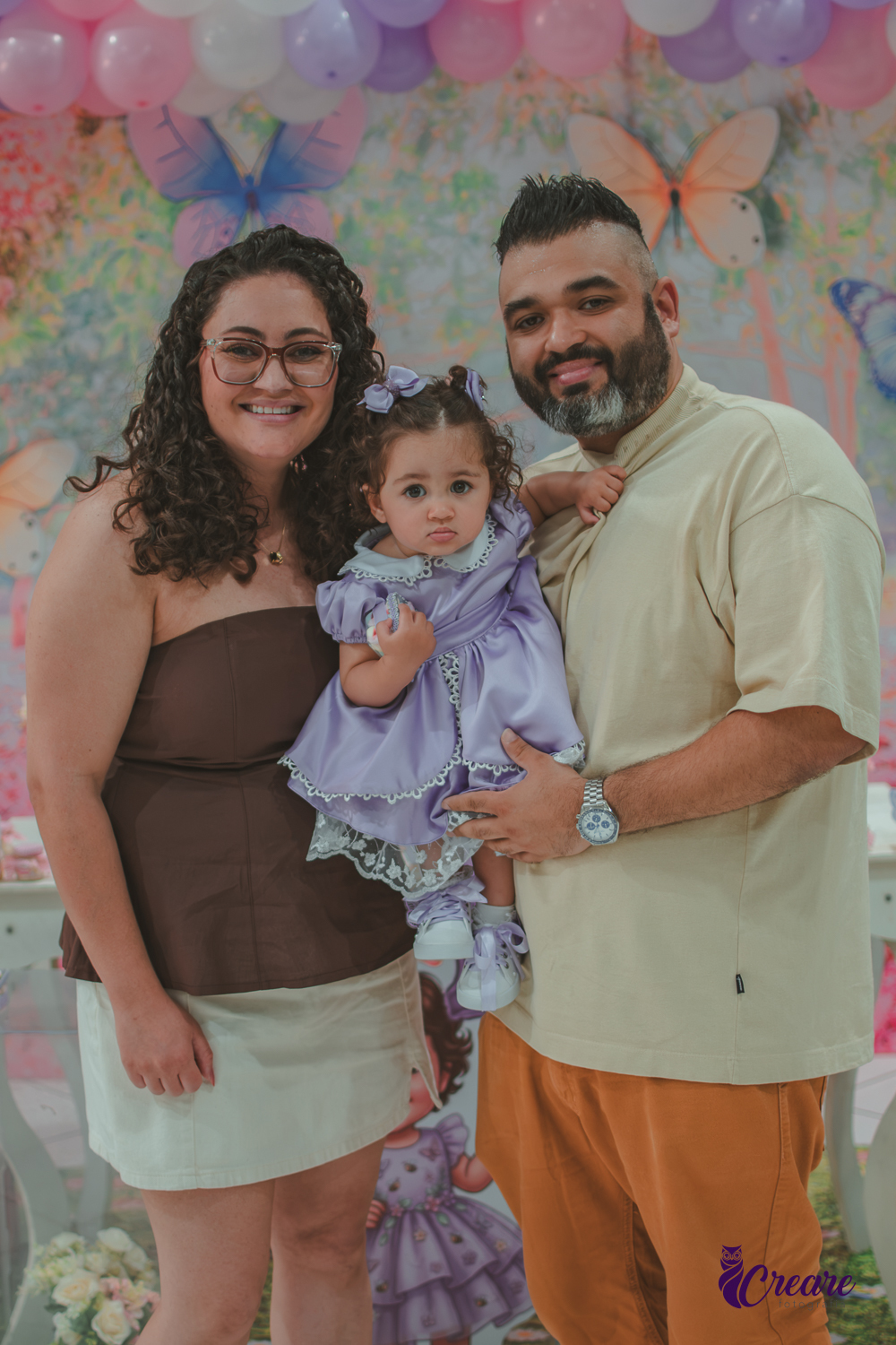 Uma casal com sua bebê no colo, durante festa de aniversário de 1 ano no Buffet É Pique em Mauá.