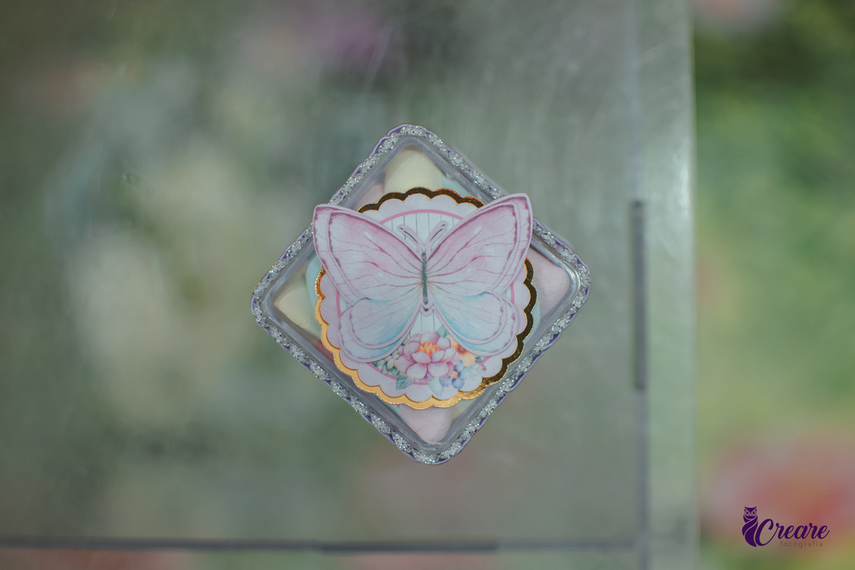 Um potinho de doces, decorado com uma borboleta.