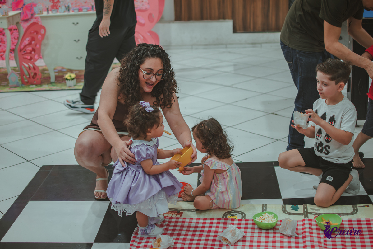 Crianças durante hora do lanchinho no aniversário de 1 ano no buffet É Pique.