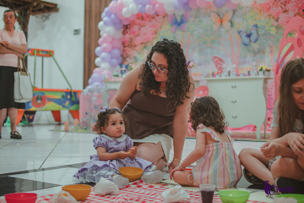 Crianças durante hora do lanchinho no aniversário de 1 ano no buffet É Pique.