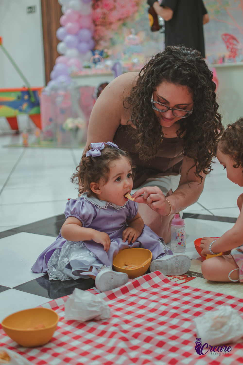 Uma bebê comendo, durante hora do lancinho no buffet é Pique.
