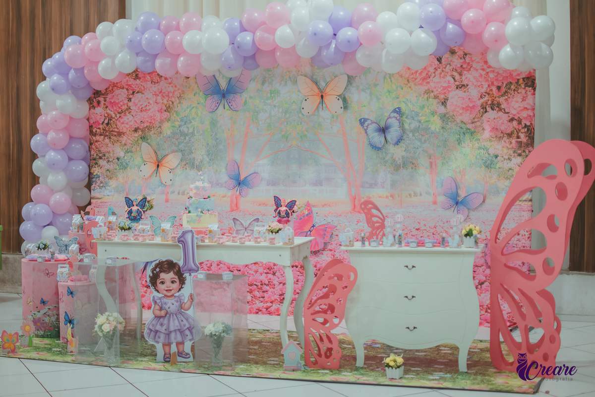 Decoração de aniversário de 1 ano com tema borboleta.