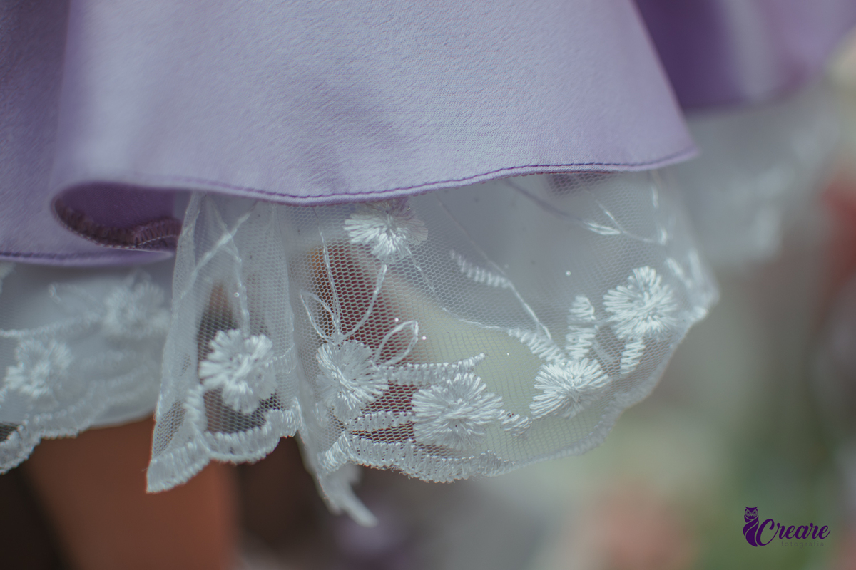 detalhes da renda do vestido de uma bebê, feito para festa de aniversário de 1 ano.