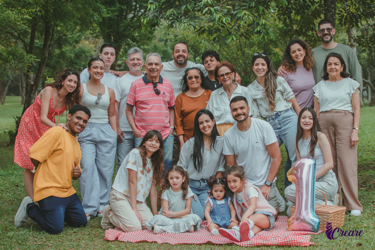 Um grupo familiar reunido no Parque Central de Santo André, durante aniversário de 1 ano.