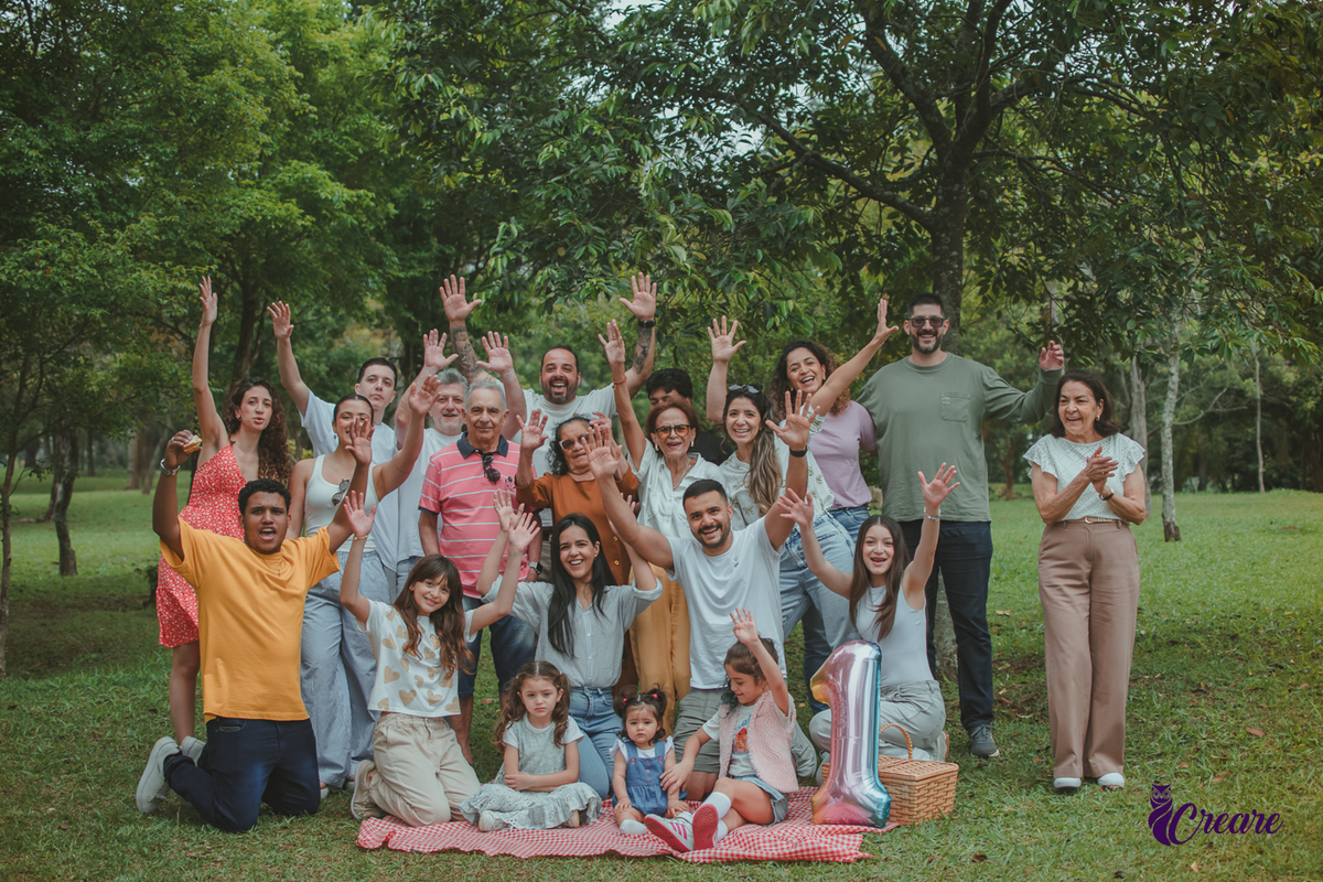 Um grupo familiar reunido no Parque Central de Santo André, durante aniversário de 1 ano.