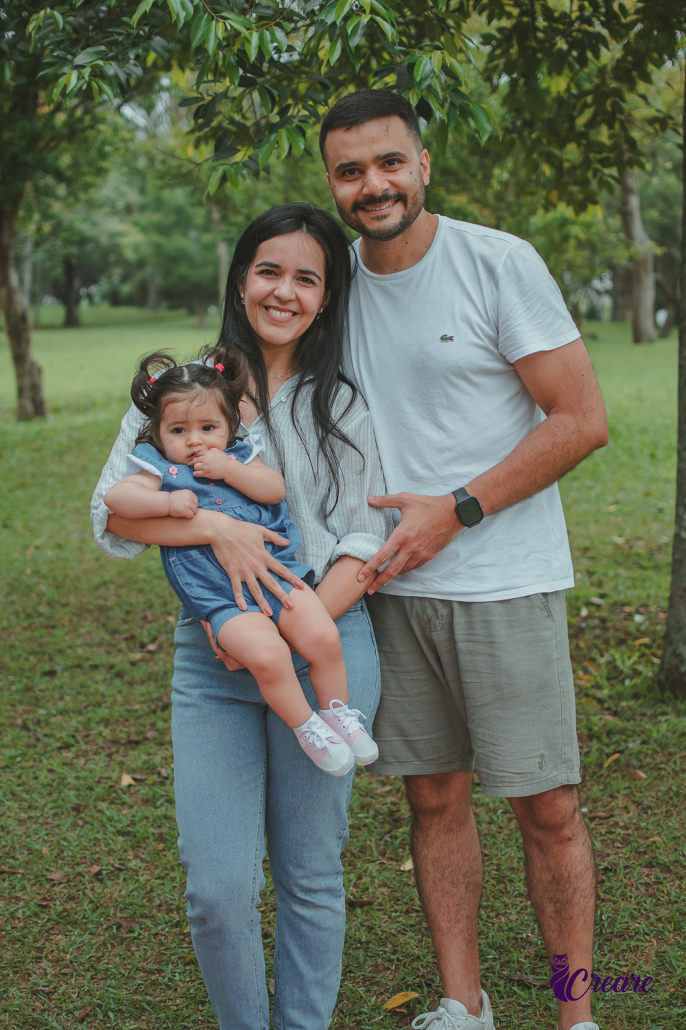 Um casal com uma bebê no colo, durante festa de aniversário de 1 ano no Parque Central de Santo André.Um casal com uma bebê no colo, durante festa de aniversário de 1 ano no Parque Central de Santo André.