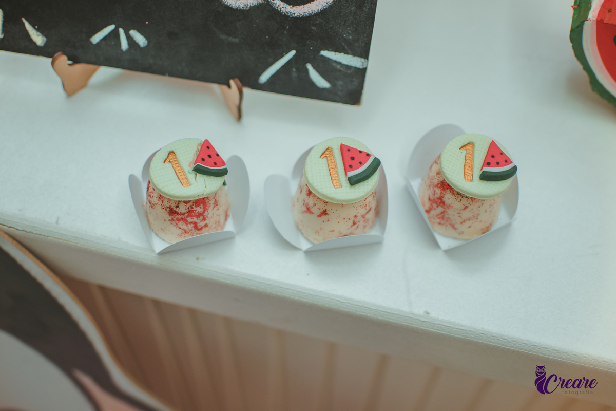 Docinho de aniversário decorado com uma melância aberta, para festa de aniversário de 1 ano em casa.