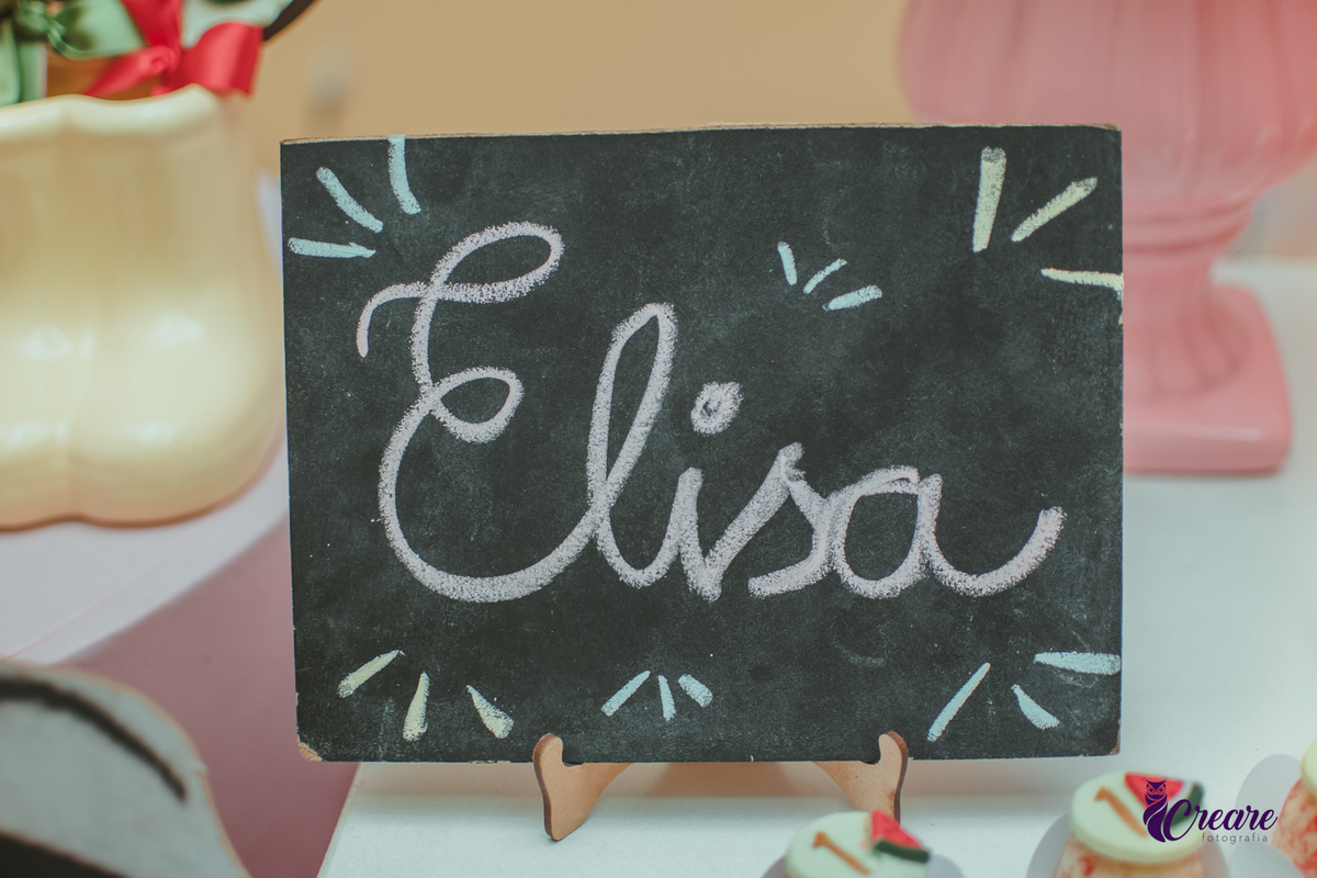 Placa decorativa com o nome Elisa, para festa de aniversário de 1 ano.