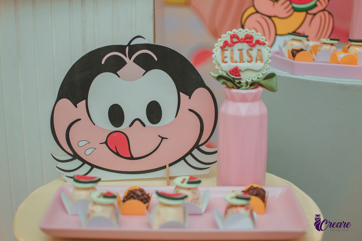 Decoração de festa de 1 ano com o rosto da magali.