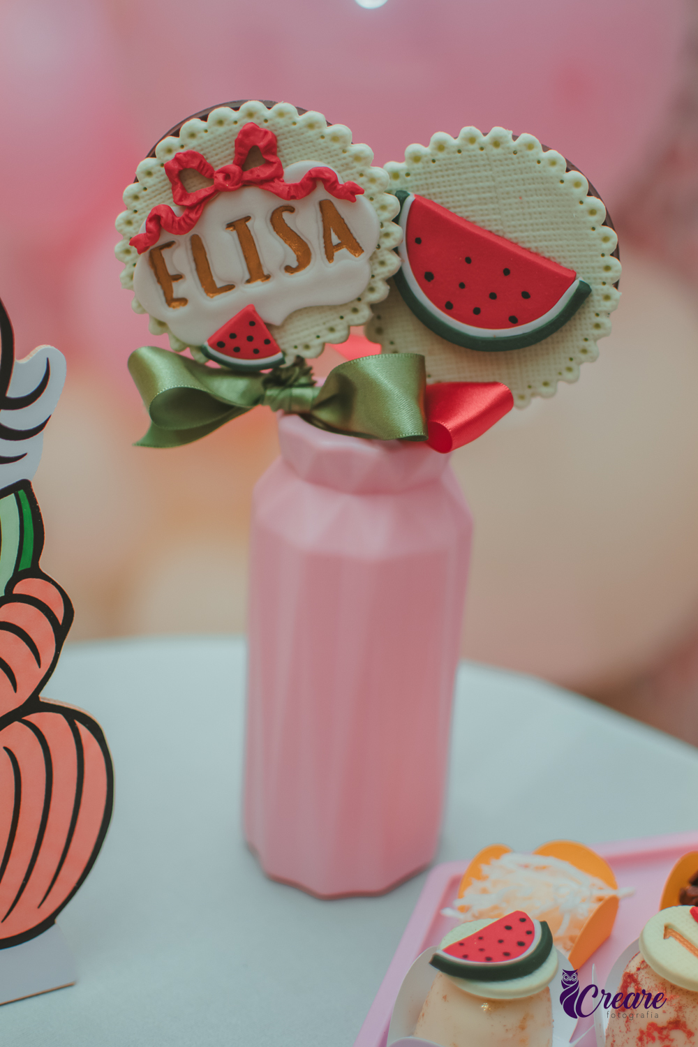 Docinho de aniversário decorado com uma melância aberta, para festa de aniversário de 1 ano em casa.