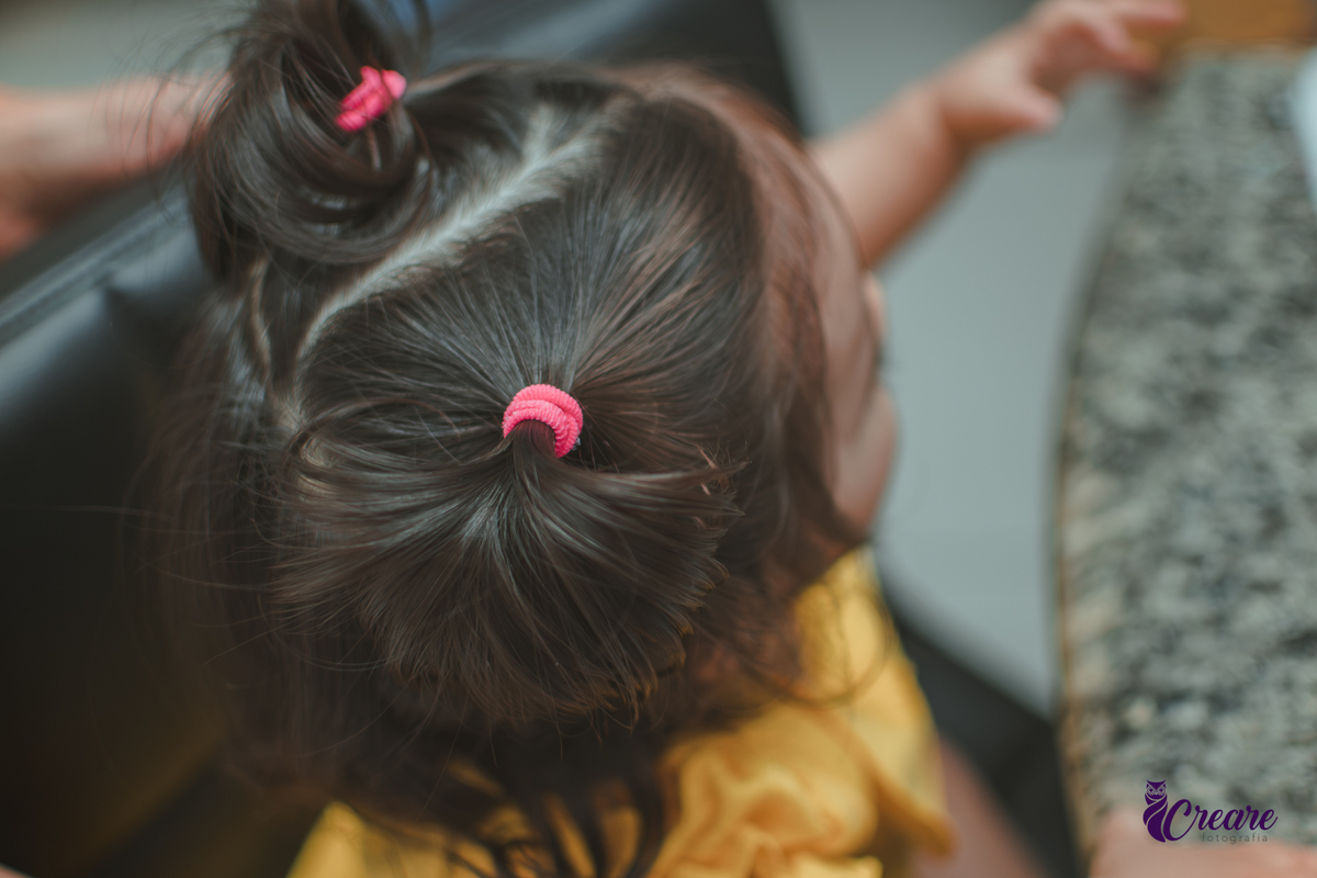 Detalhes do cabelo de uma bebê de 1 ano