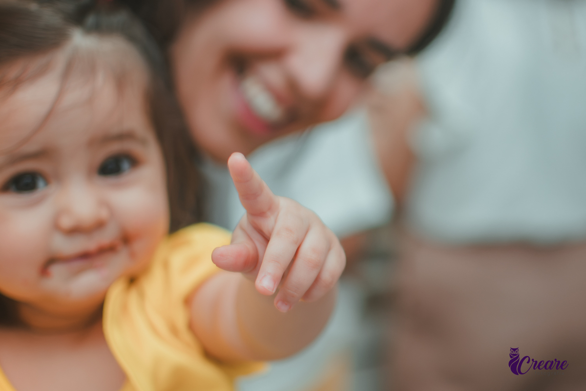 Detalhes do dedinho de uma bebê de 1 ano.