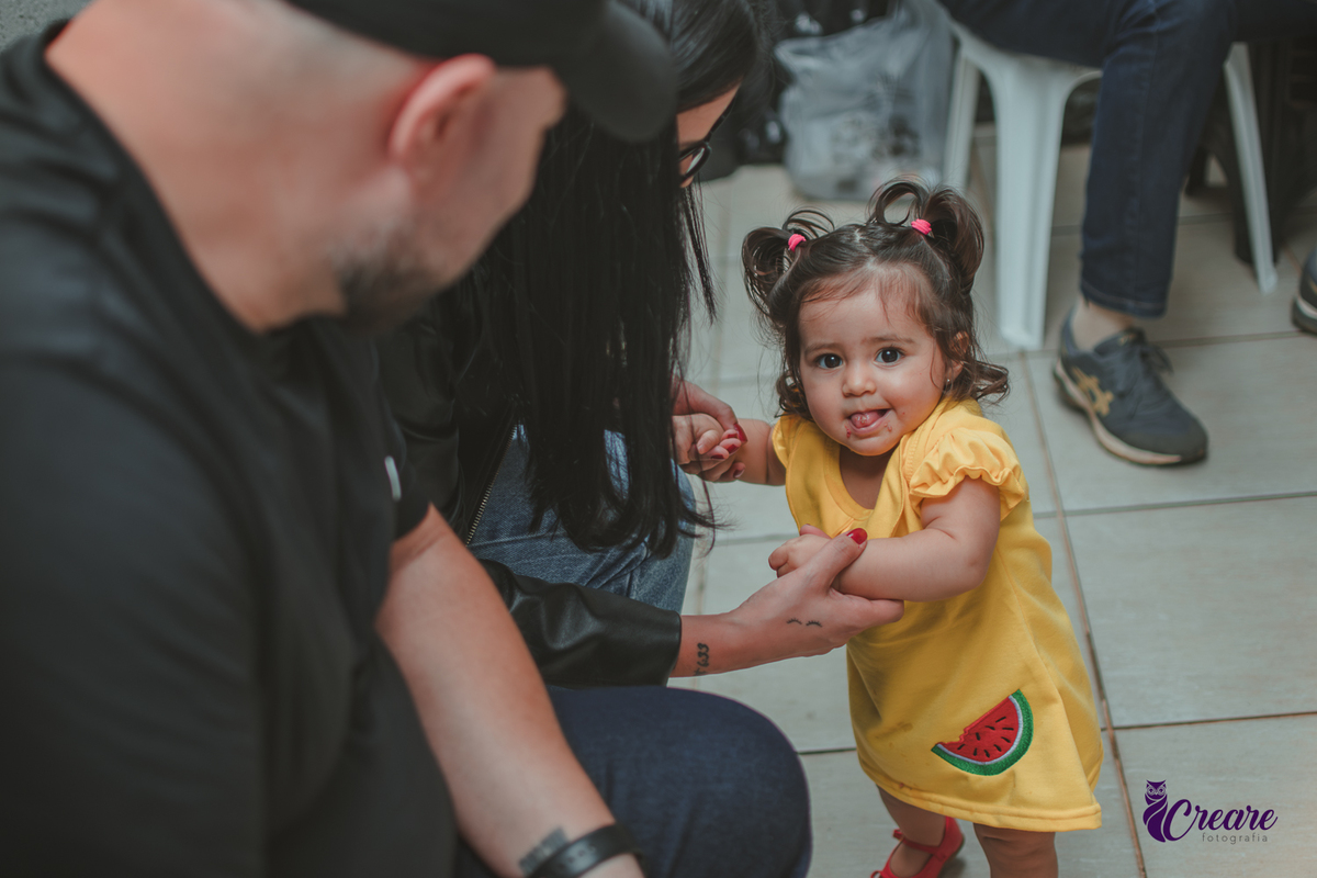 Uma bebê brincando em seu aniversário em casa.