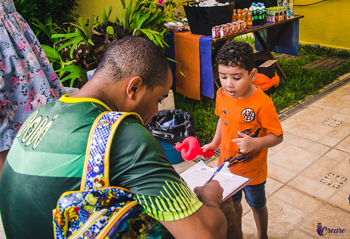 Fotografia de Aniversário infantil em mauá, são paulo, aniversário de três anos, festa animada com mágico e palhaço, fotografia espontânea de aniversário com tema Dragon Ball Z. 