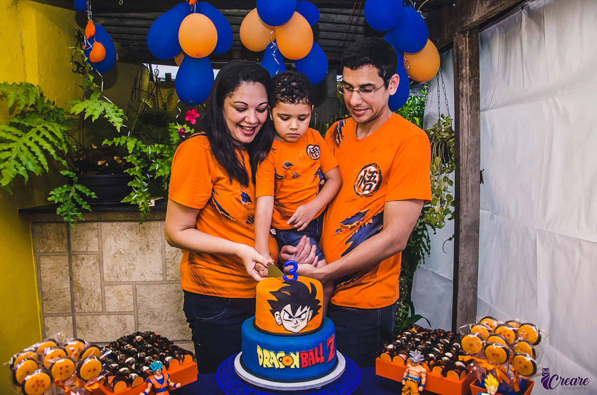 Fotografia de Aniversário infantil em mauá, são paulo, aniversário de três anos, festa animada com mágico e palhaço, fotografia espontânea de aniversário com tema Dragon Ball Z. 
