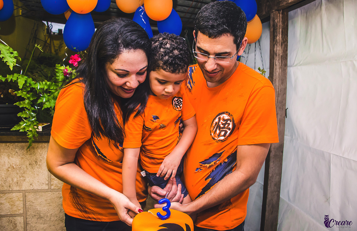 Fotografia de Aniversário infantil em mauá, são paulo, aniversário de três anos, festa animada com mágico e palhaço, fotografia espontânea de aniversário com tema Dragon Ball Z. 