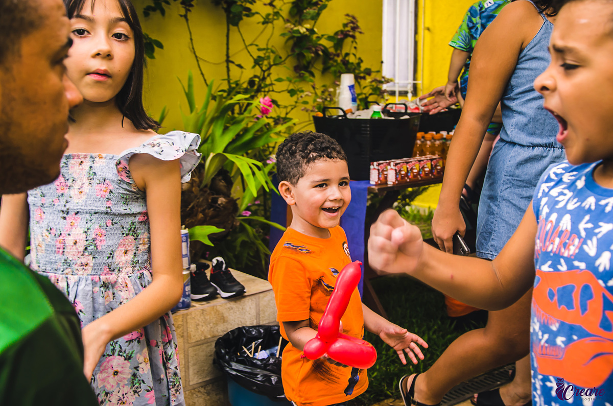 Fotografia de Aniversário infantil em mauá, são paulo, aniversário de três anos, festa animada com mágico e palhaço, fotografia espontânea de aniversário com tema Dragon Ball Z. 