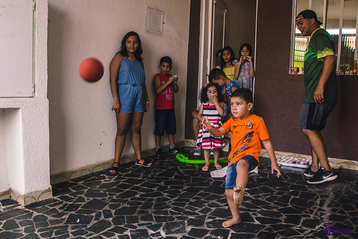 Fotografia de Aniversário infantil em mauá, são paulo, aniversário de três anos, festa animada com mágico e palhaço, fotografia espontânea de aniversário com tema Dragon Ball Z. 