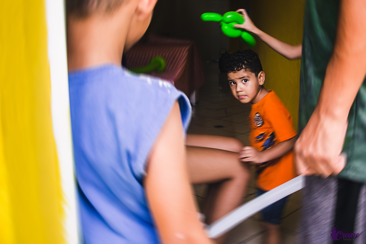 Fotografia de Aniversário infantil em mauá, são paulo, aniversário de três anos, festa animada com mágico e palhaço, fotografia espontânea de aniversário com tema Dragon Ball Z. 