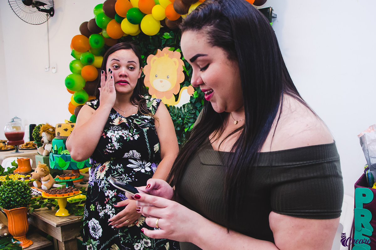 fotografia de chá de fraldas, decoração e eventos. tema safari. fotografia espontânea, de família. gestante. 