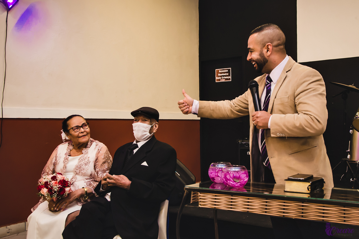 Bodas de níquel, comemoração de 54 anos de casamento de um casal de idosos. fotografia feita com a família. 