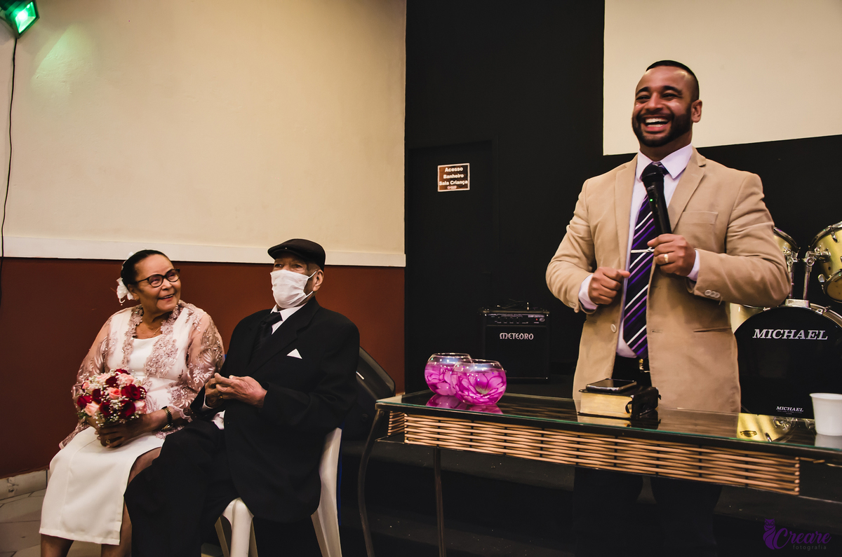 Bodas de níquel, comemoração de 54 anos de casamento de um casal de idosos. fotografia feita com a família. 