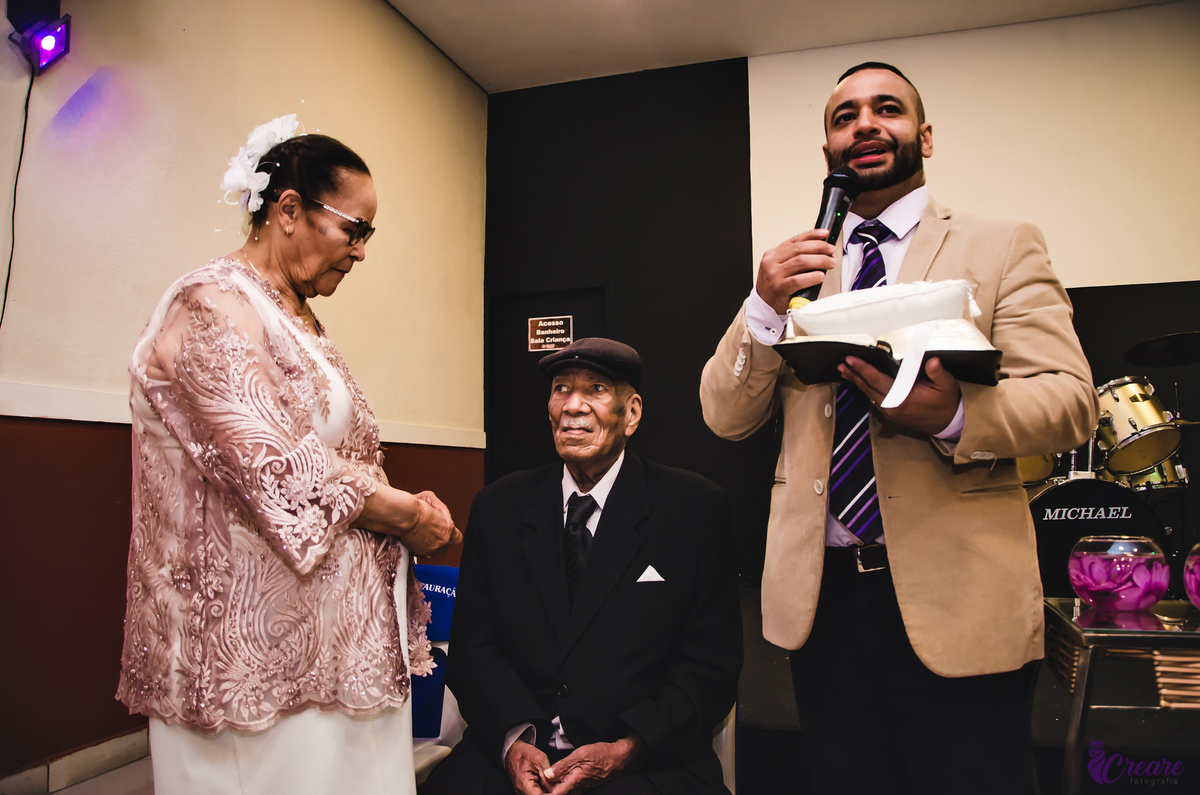 Bodas de níquel, comemoração de 54 anos de casamento de um casal de idosos. fotografia feita com a família. 