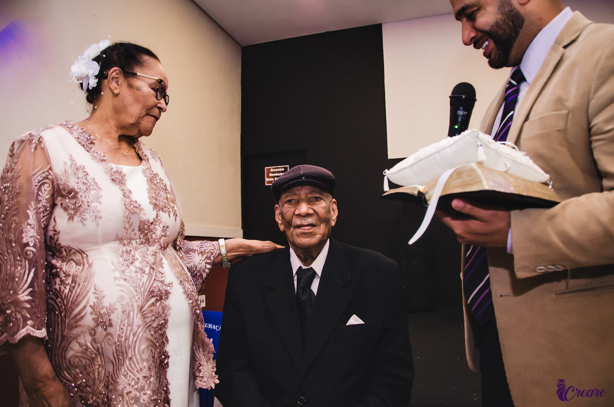 Bodas de níquel, comemoração de 54 anos de casamento de um casal de idosos. fotografia feita com a família. 