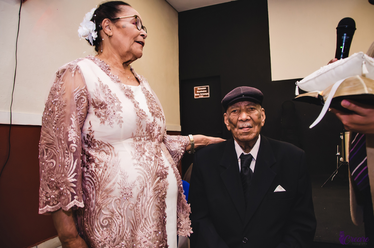 Bodas de níquel, comemoração de 54 anos de casamento de um casal de idosos. fotografia feita com a família. 