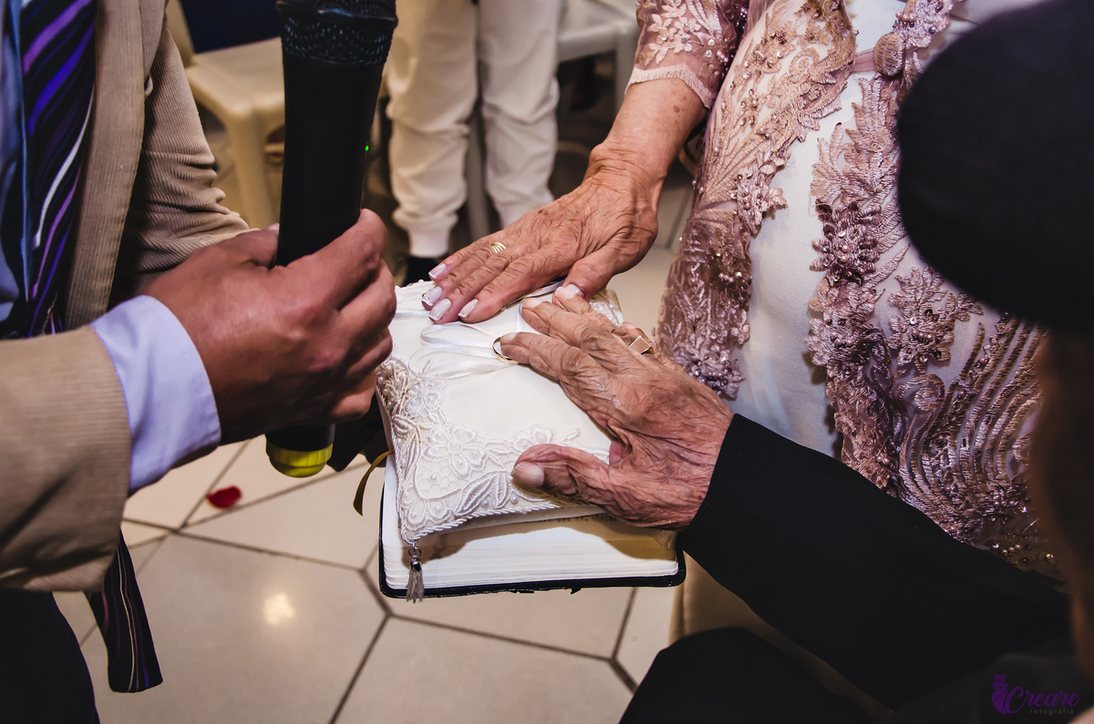Bodas de níquel, comemoração de 54 anos de casamento de um casal de idosos. fotografia feita com a família. 